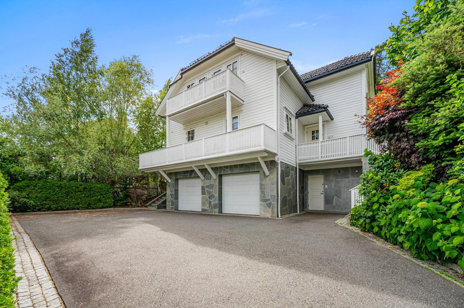 I adkomstveien og trappen opp til bolig ligger det varmekabler som sørger for enkel og trygg adkomst selv vinterstid. Galleribilde