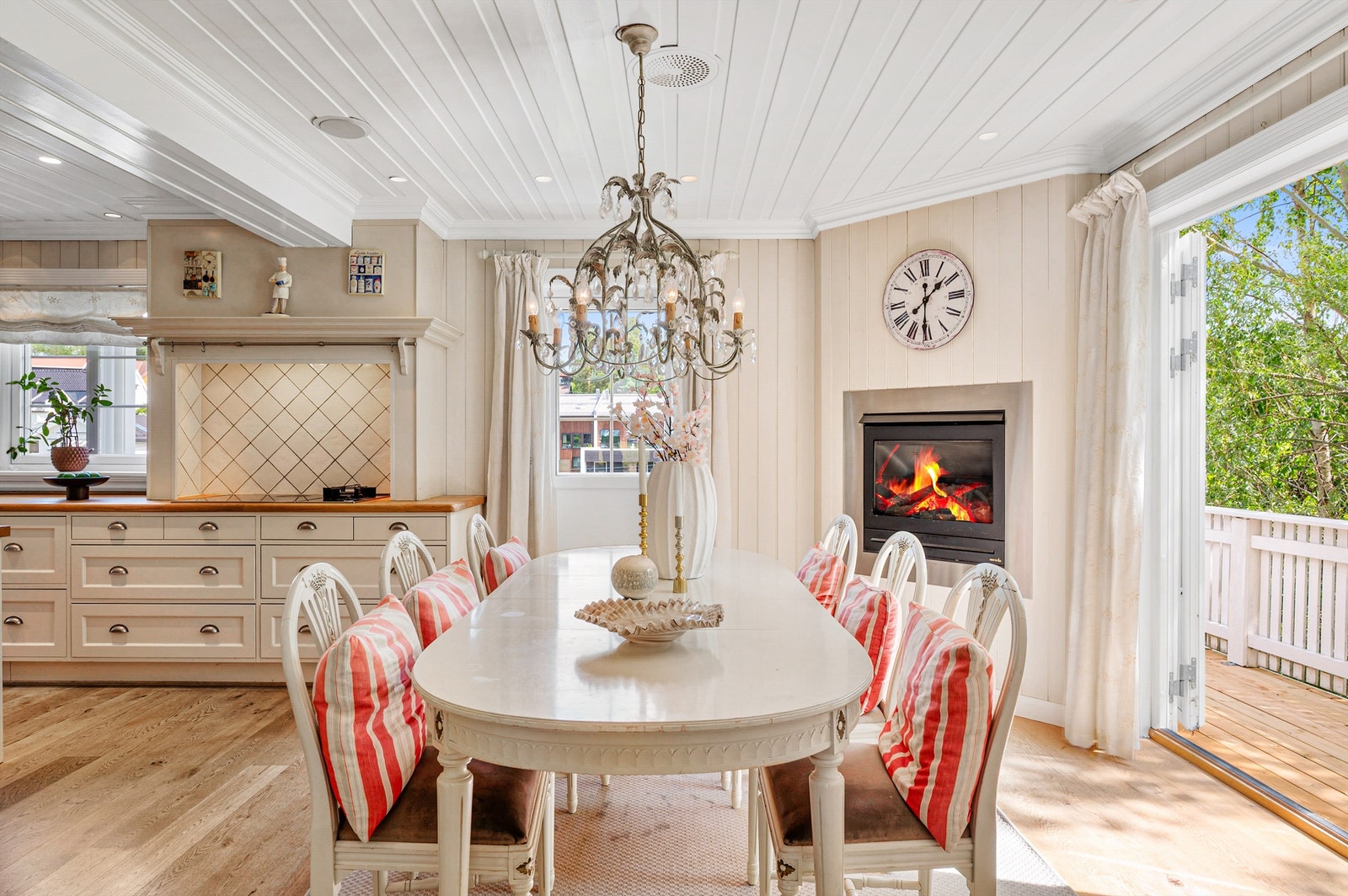 Stor spisestue mot kjøkken også her finnes det en gasspeis. Galleribilde