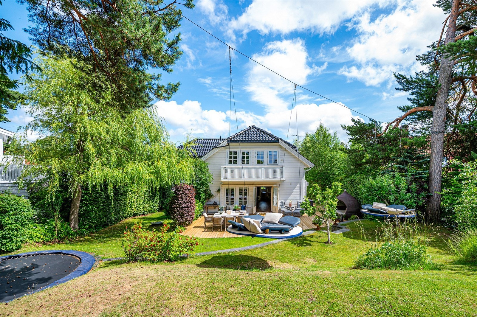 Hagen er tegnet av landskapsarkitekter og fremstår som parkmessig. Galleribilde