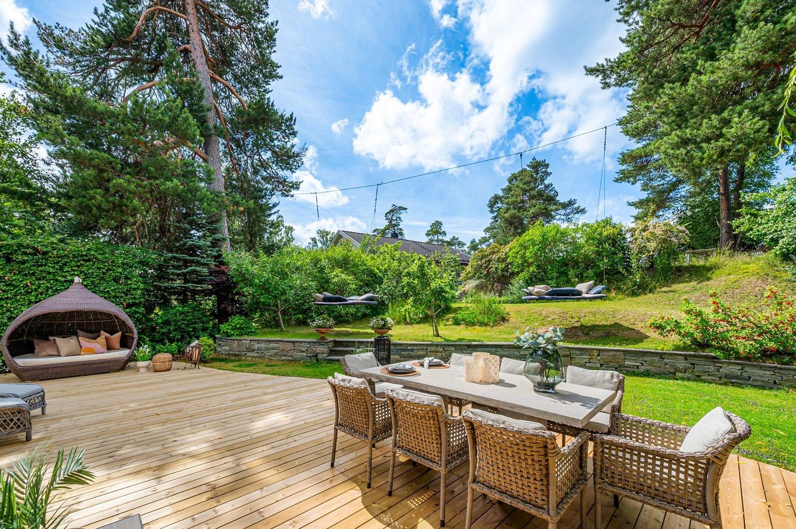 Terrasse og hage. Galleribilde