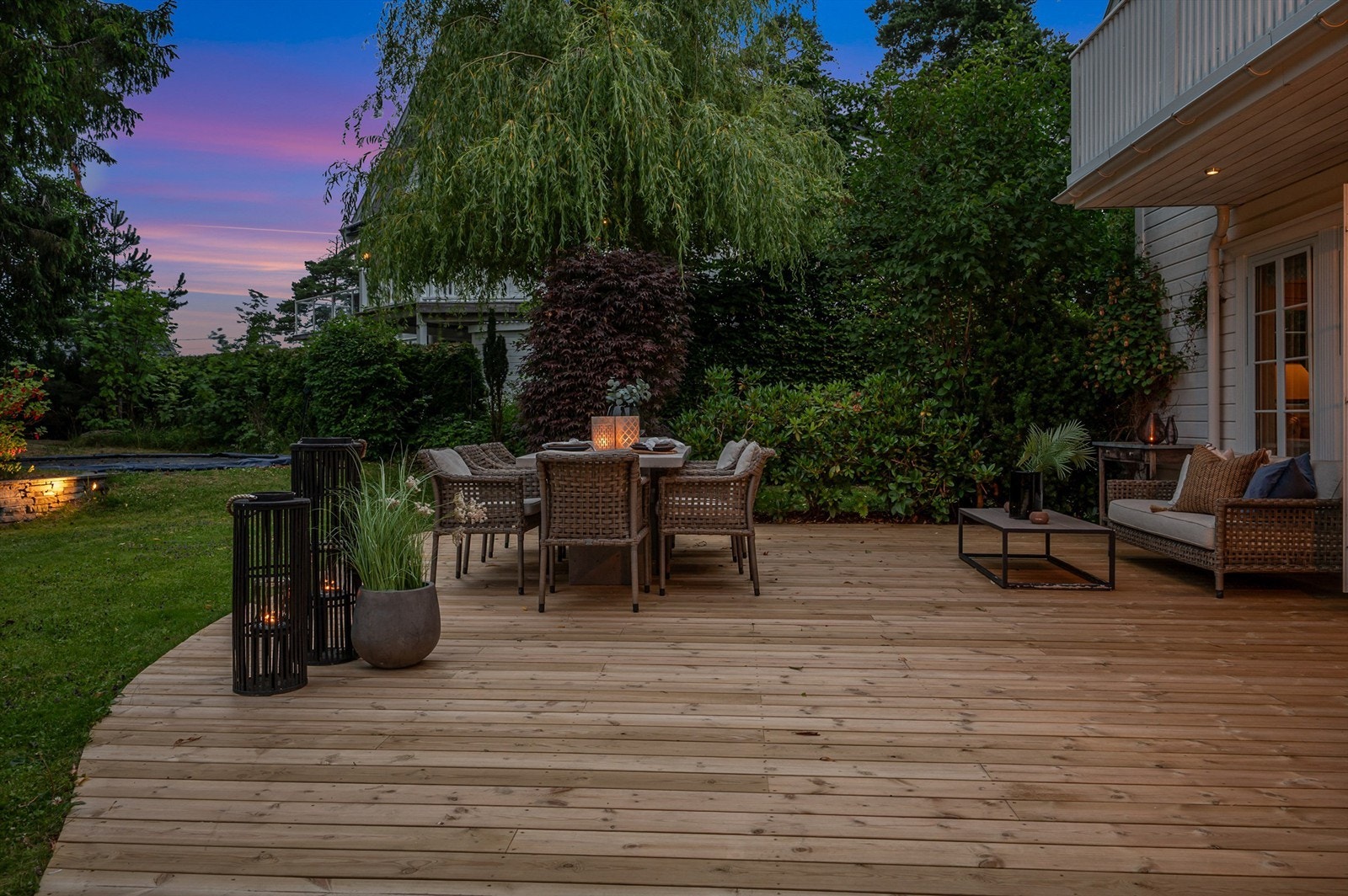 Kveldsstemning på den store markterrassen og den parkmessige opparbeidede hagen. Galleribilde
