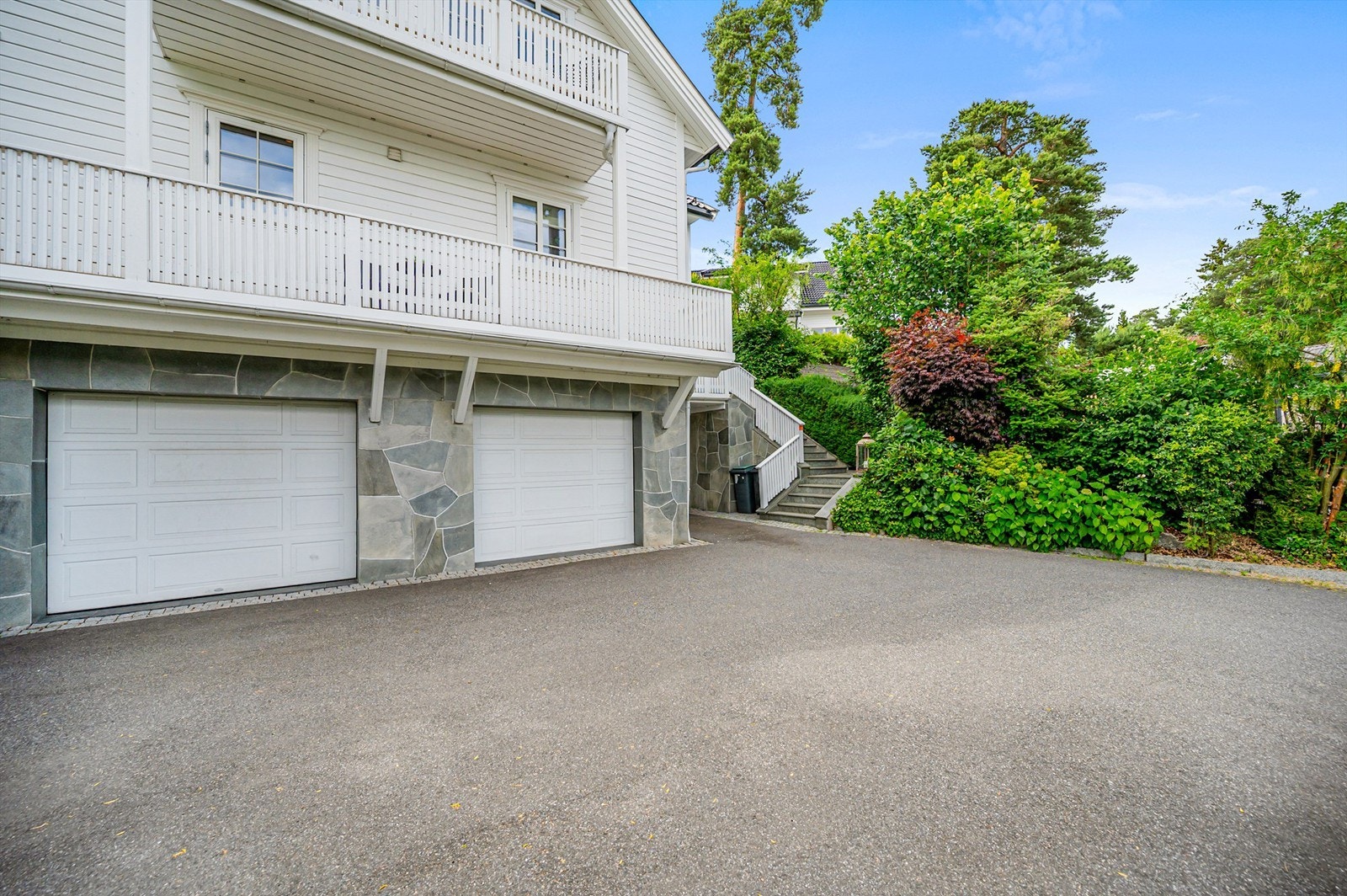 Gårdsplass. Galleribilde