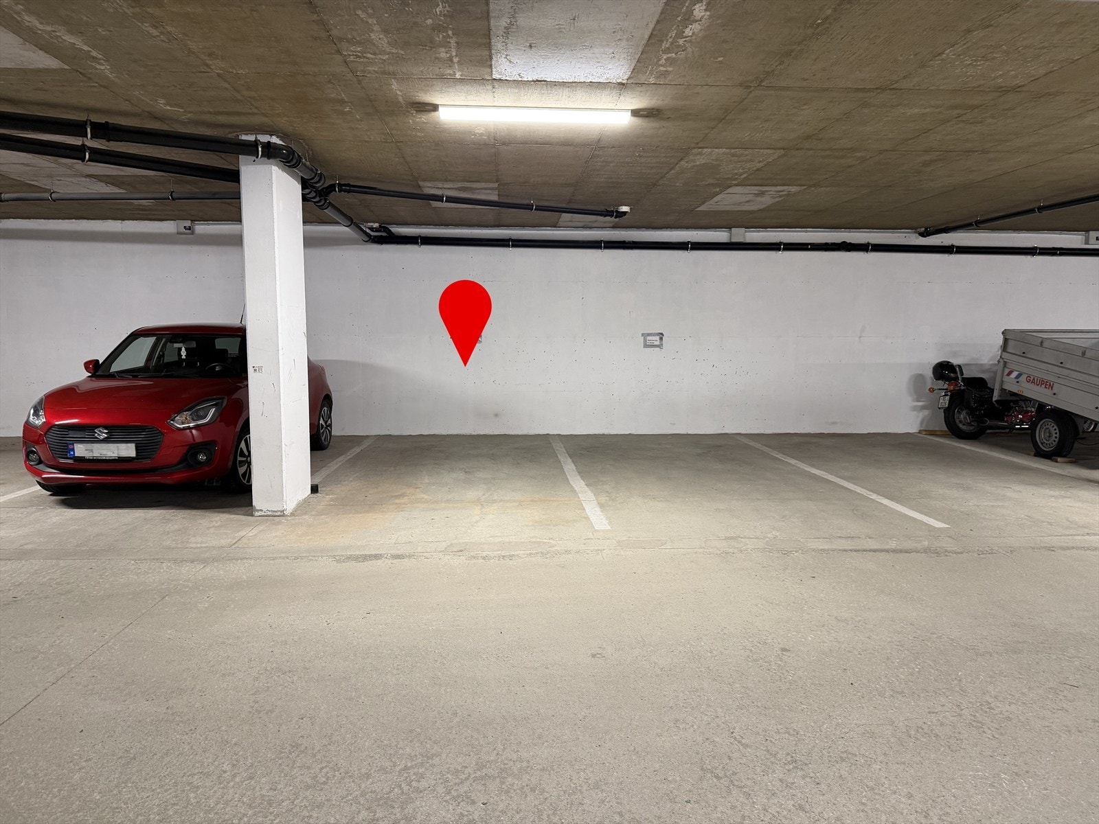 Garasjen ble bygget i 2008 og ligger sentralt i Egersund. Det er få minutters gange til sentrum hvor du finner butikker, kaféer og andre nødvendigheter. Dagligvarebutikk, treningssenter, legekontor etc. ligger i nabobygget. Galleribilde