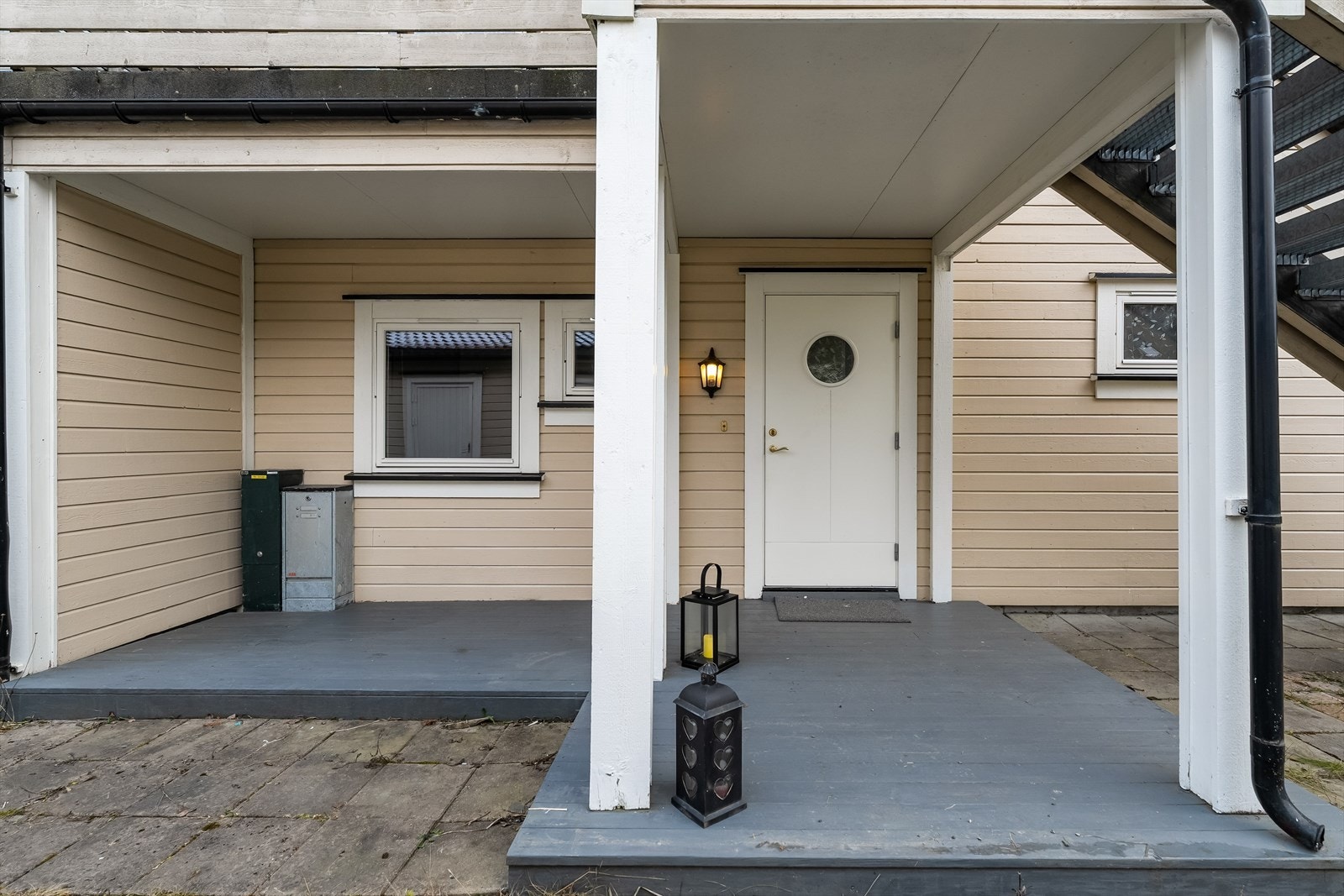 Overbygget inngangsparti med nyere platting. Galleribilde