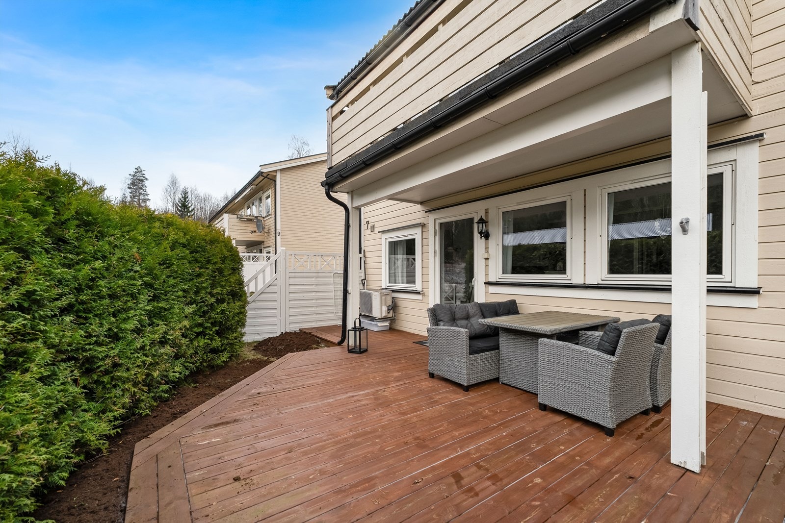 Med adkomst fra stue finnes en nyere terrasse med delvis overbygg. Terrassen gir fin plass til møblering og er skjermet med oppsatt hekk. Galleribilde