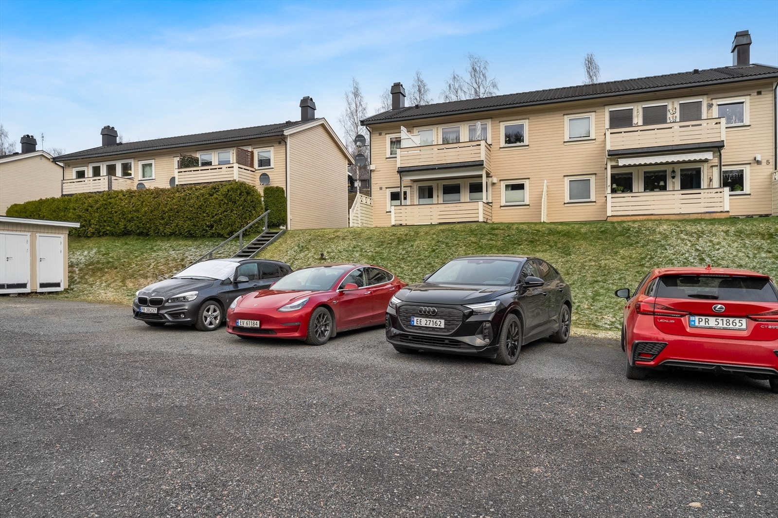 I tillegg til parkering i carport, er felles gjesteparkering med biloppstillingsplasser. Galleribilde