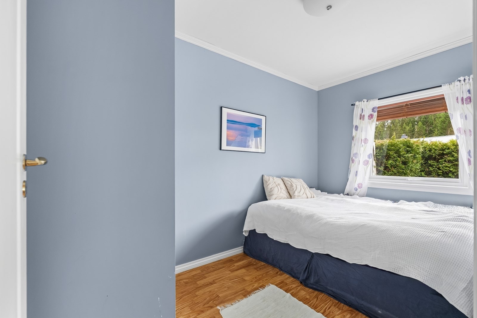 Boligen har 2 soverom i fin størrelse. Hovedsoverommet gir plass til dobbeltseng og gardebrobeskap. Galleribilde