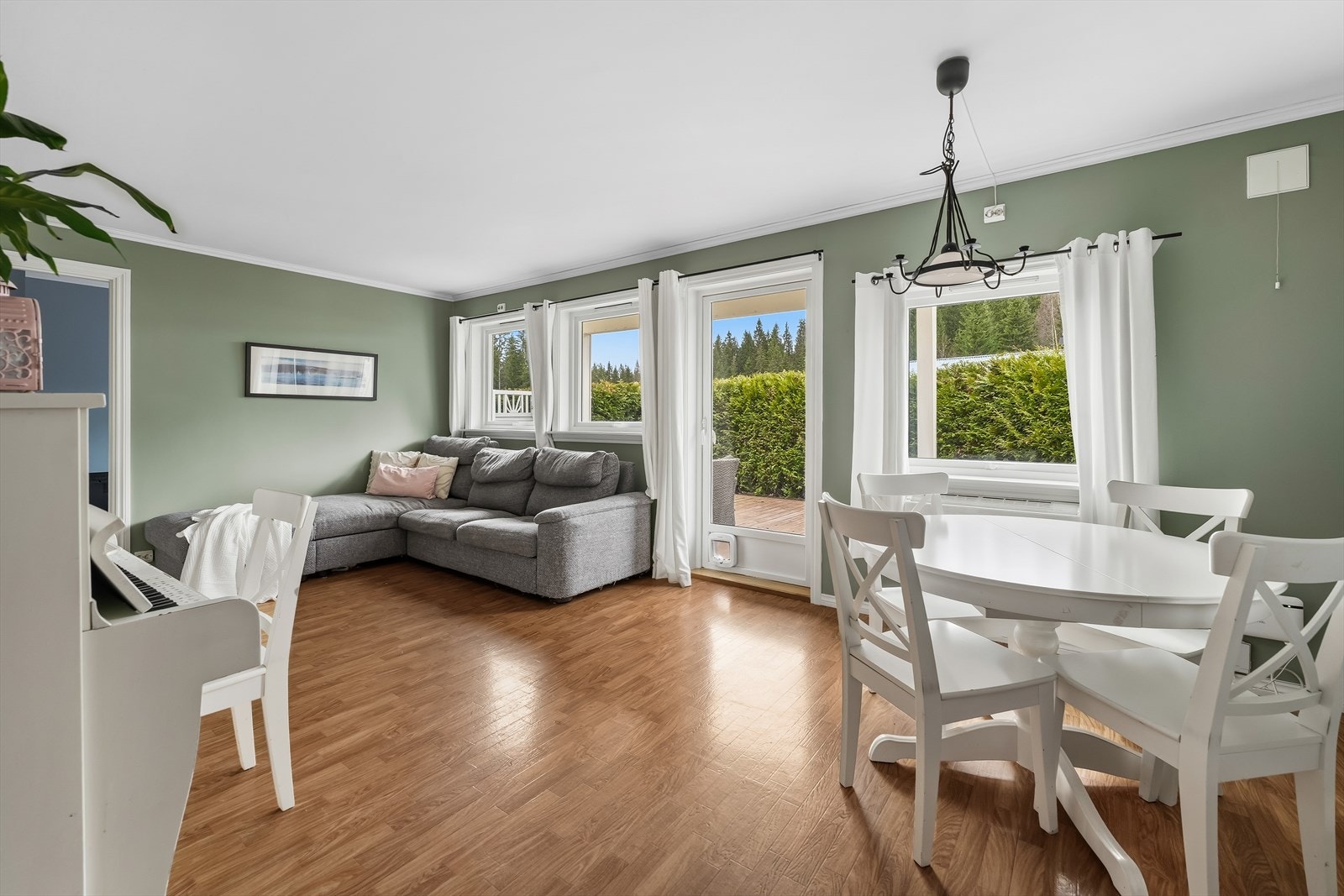 Leiligheten inneholder 2 soverom i fin størrelse, romslig stue og kjøkken i delvis åpen løsning, baderom, gang, utevndig bod og terrasse med delvis overbygg. Galleribilde