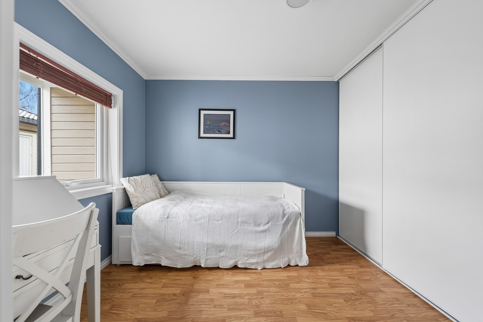 Soverom 2 med fin plass til seng og med plassbygget garderobeskap med skyvedør. Galleribilde