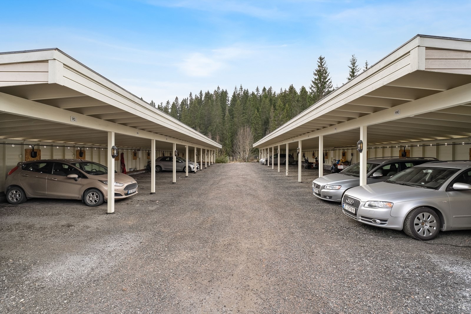 Parkering på biloppstillingsplass i carport med oppkoblet el-billader. Galleribilde