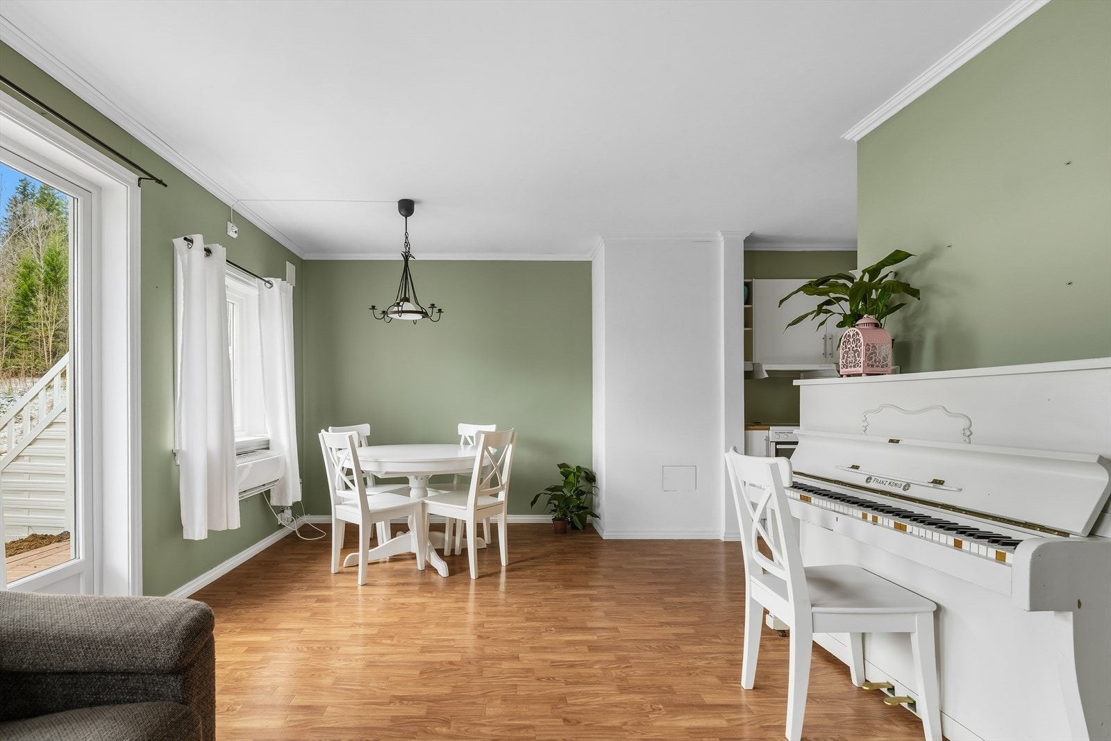 En lys 3-roms med god beliggenhet i Bybrua, med parkering i carport. Galleribilde