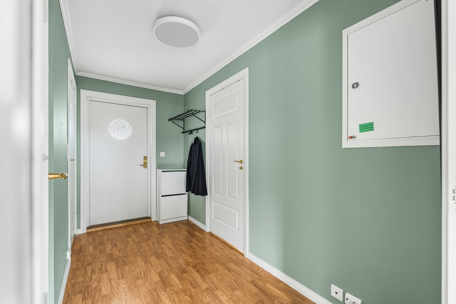 Boligen har en romslig gang med god plass til kommode, knaggrekke og skohylle i tillegg til plassbygget garderobeskap. Galleribilde