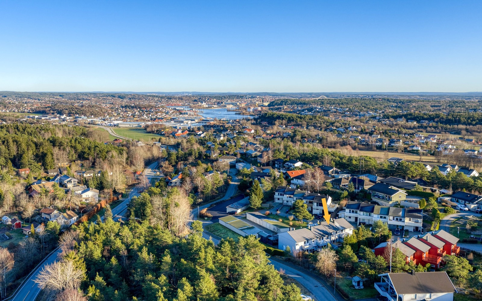 Her bor du i rolige og barnevennlige omgivelser på nordsiden av Oksviken med rimelig gang- og sykkelavstand til barnehage, skole og dagligvareforretninger, samt nærhet til friområder i skog og mark. Galleribilde
