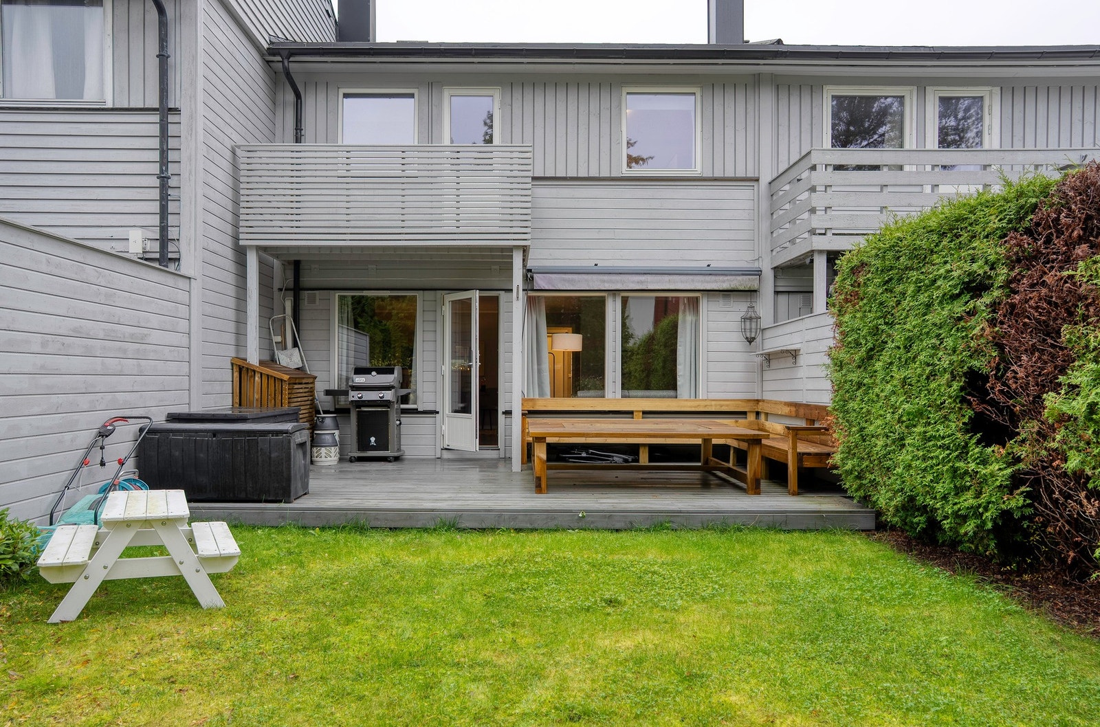 Er bor du i rolige og barnevennlige omgivelser med gangavstand til barnehage, skole, lekeplass og fine turstier i skog og mark. Galleribilde