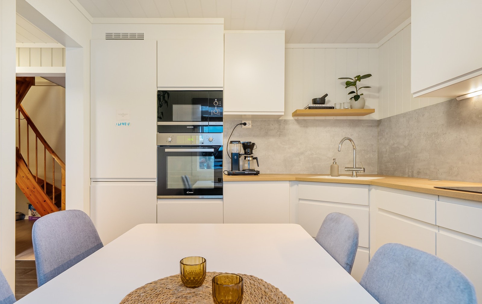 Integrert stekeovn, platetopp med ventilator, oppvaskmaskin og kjøleskap med frysedel. Galleribilde