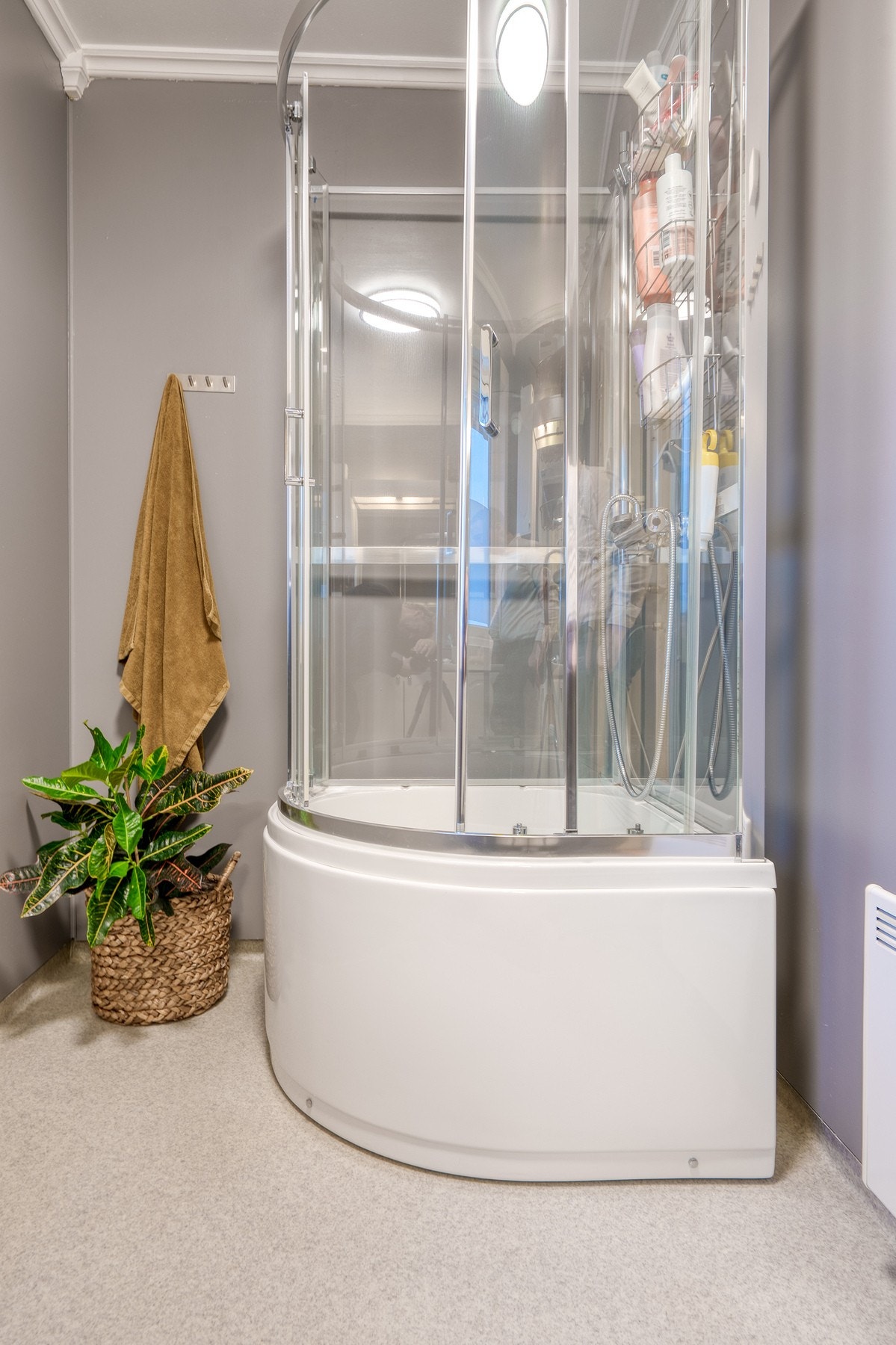 Badet er innredet med servantinnredning, speil med belysning og dusjkabinett. Galleribilde