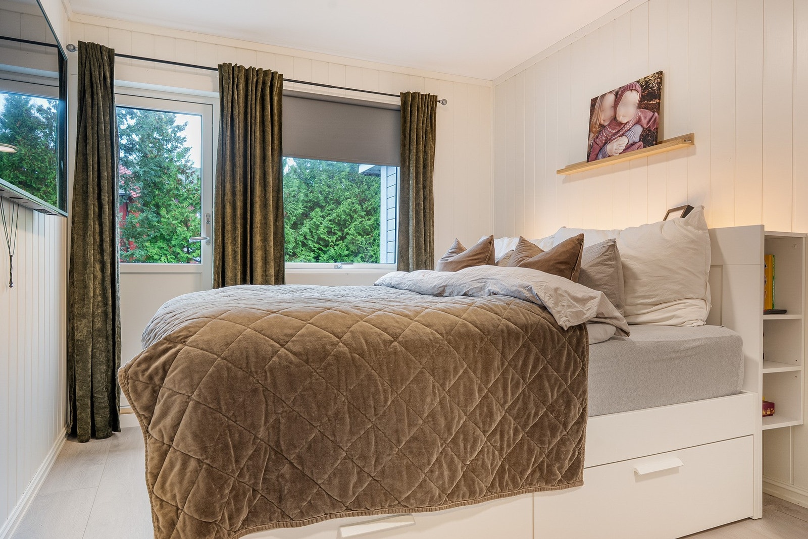 Romslig hovedsoverom med direkte adkomst til balkong. Galleribilde