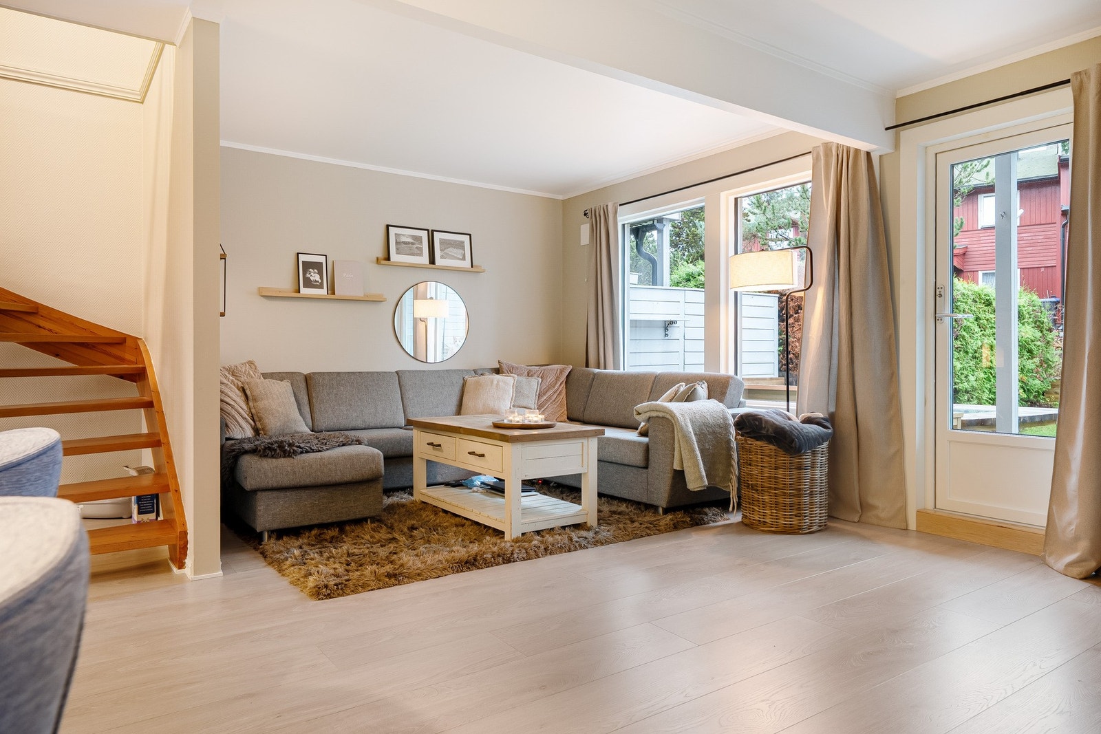 Boligen er renovert i perioden 2018 - 2025 med nye vinduer, dører, kledning, overflater, kjøkken, sikringsskap og varmepumpe. Galleribilde