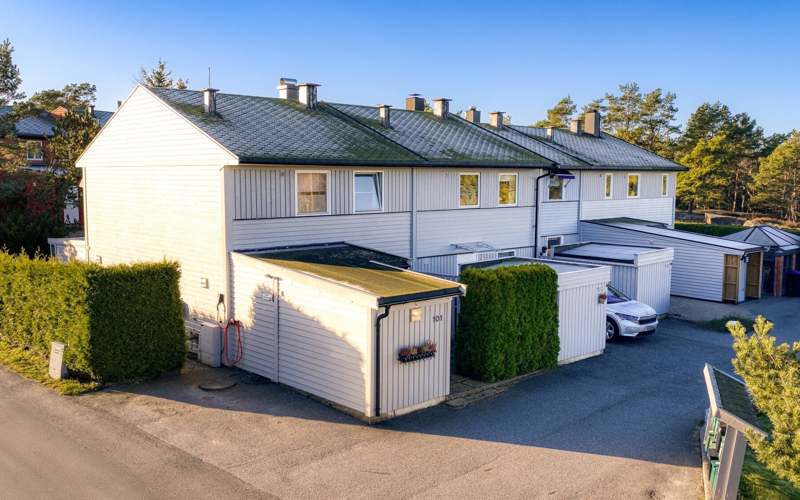 Dette er et renovert og innholdsrikt rekkehus i attraktivt boligområde på Rødåsen, Gressvik. Galleribilde