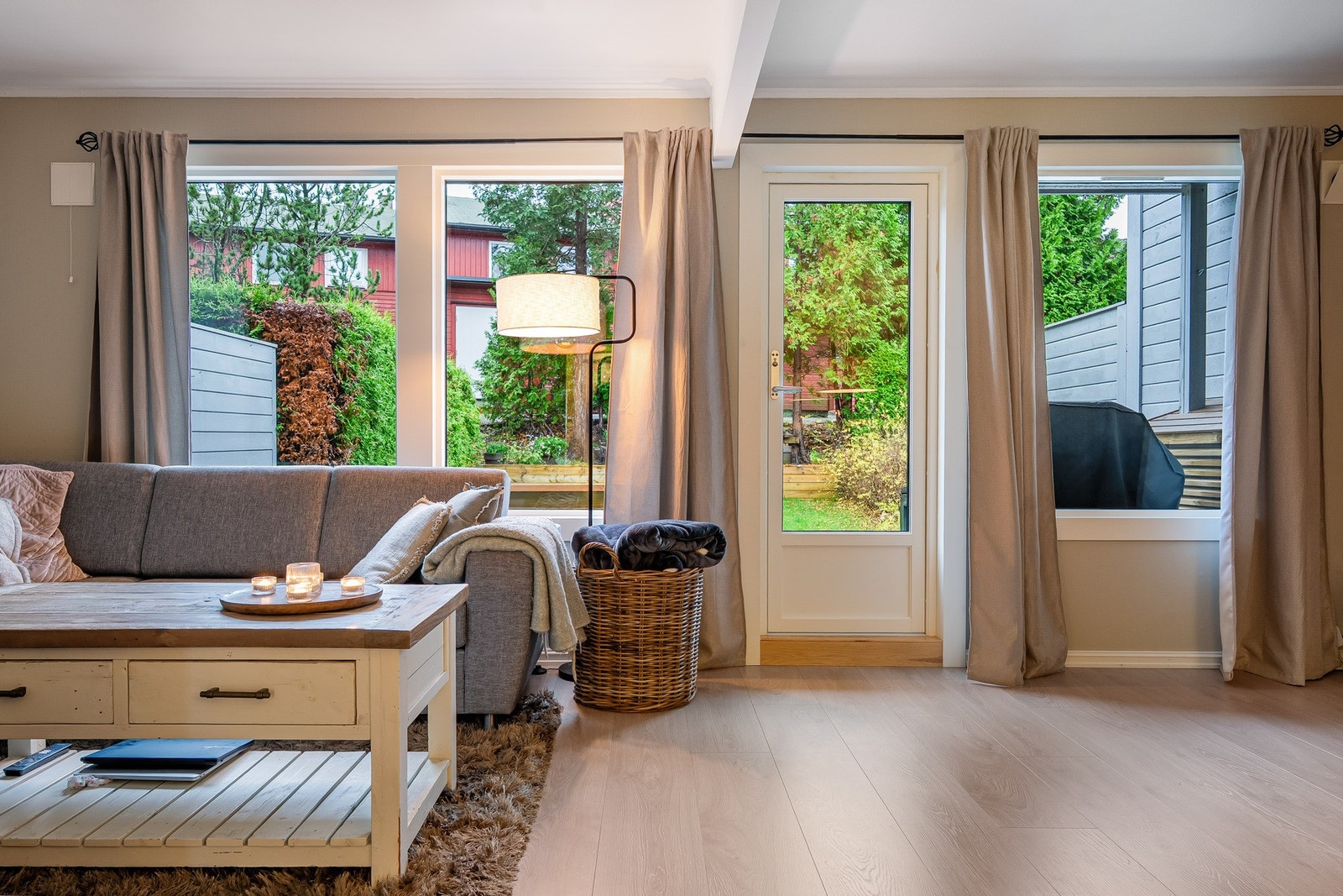 Fra stuen er det direkte adkomst til solrik veranda. Galleribilde