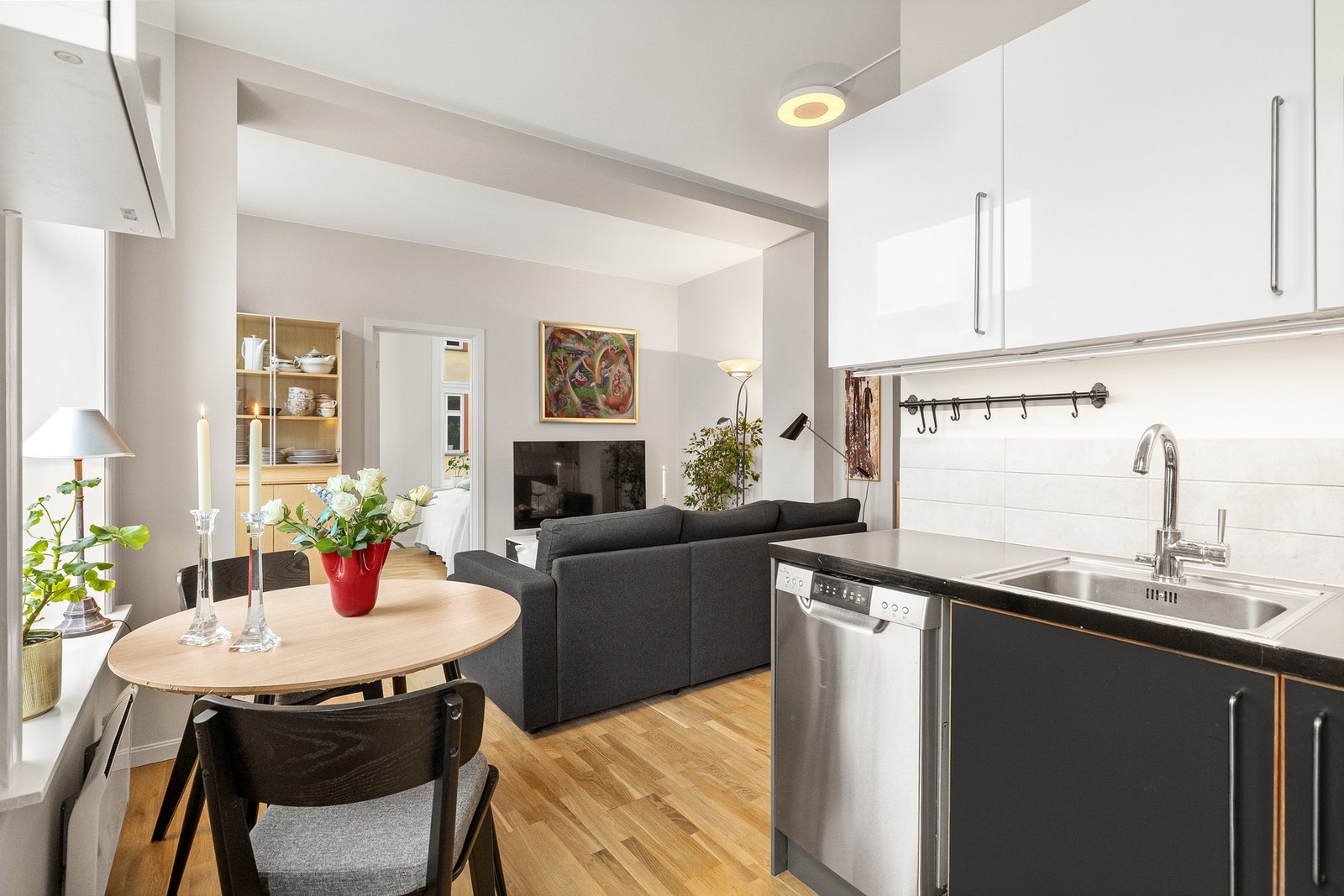 Integrerte hvitevarer består av platetopp, stekeovn og kjøleskap med fryser, samt nisje for oppvaskmaskin. Galleribilde