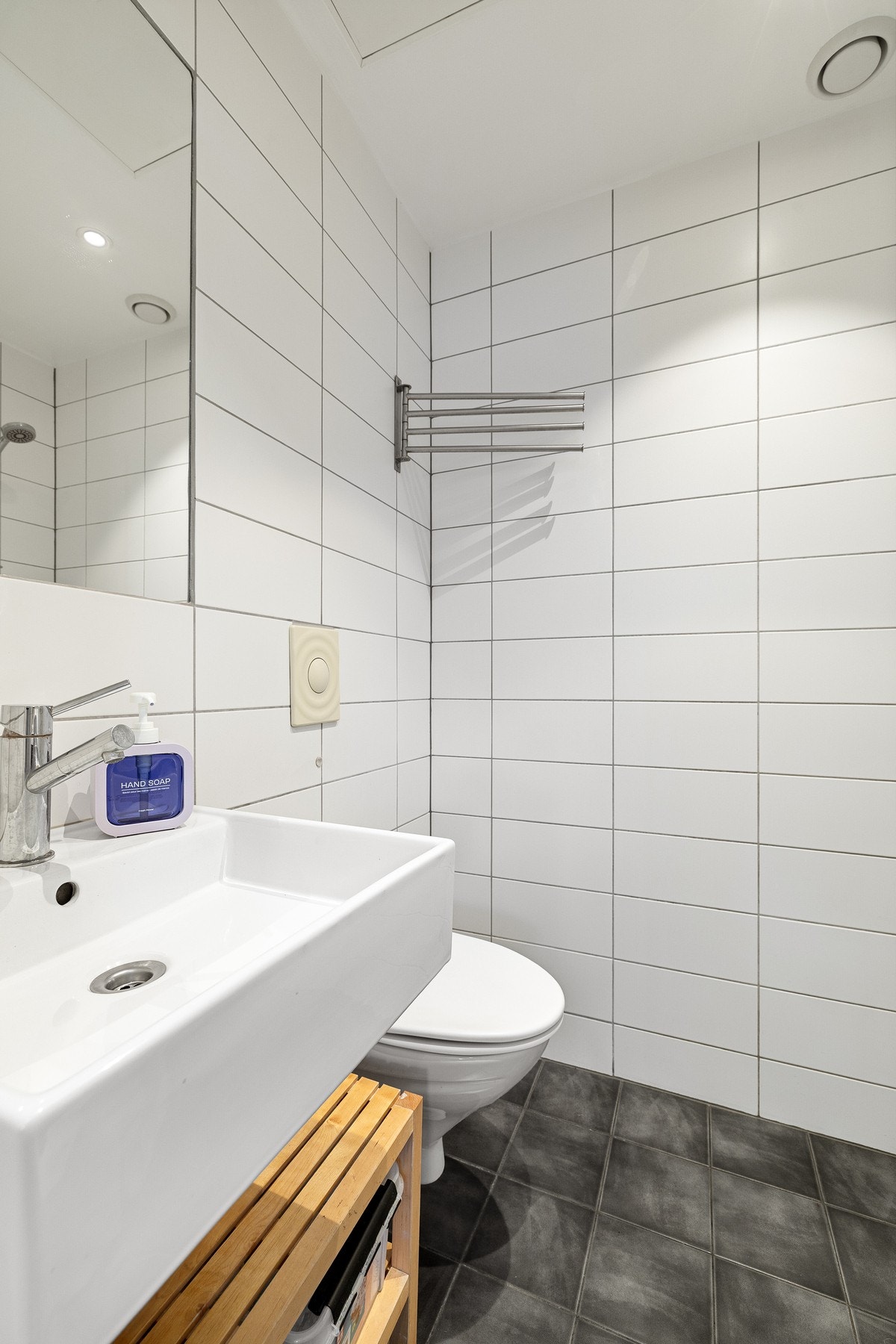 Pent, flislagt baderom med downlights i himling og varme i gulv. Galleribilde