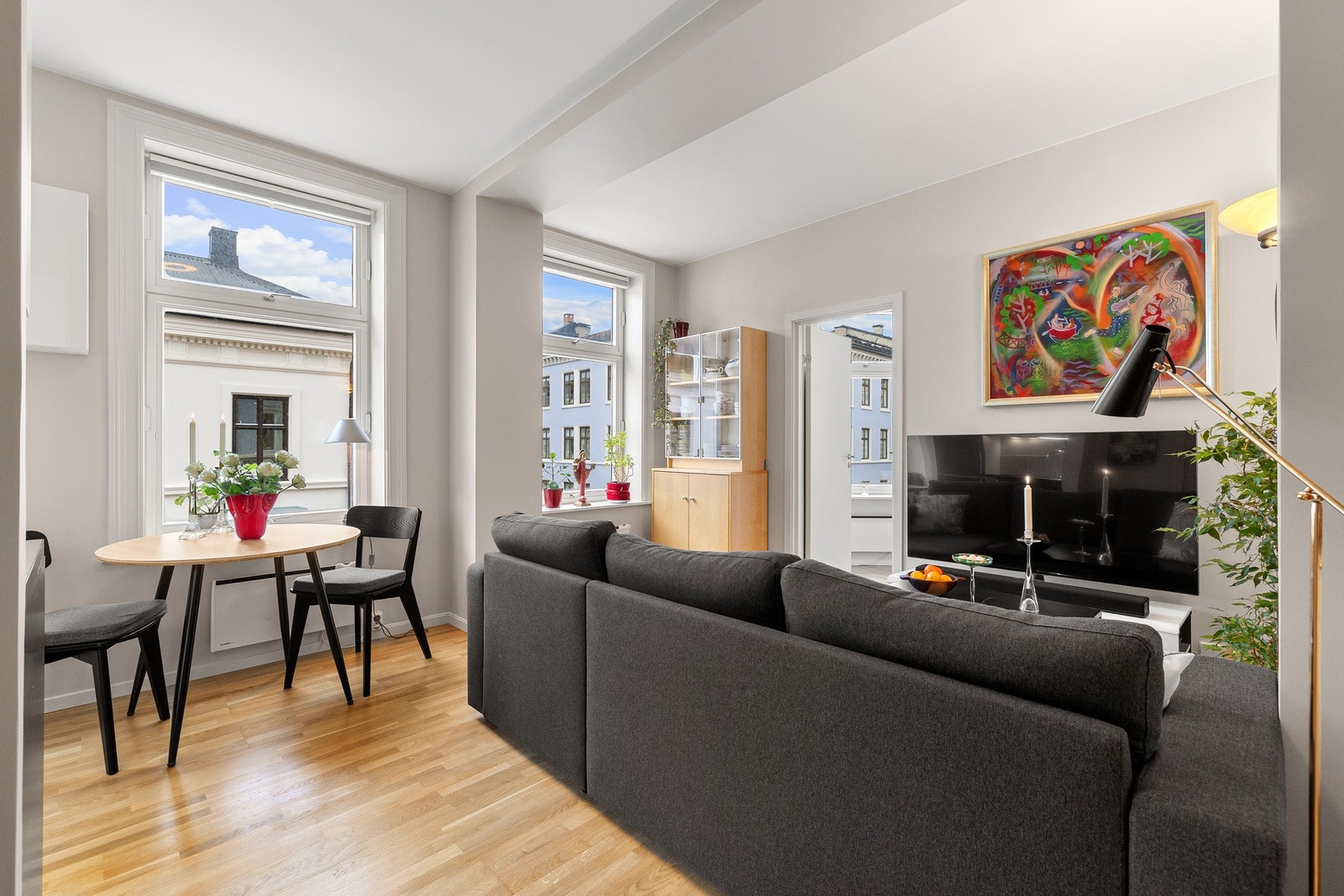 Sosial stue med plass til sofagruppe og spiseplass. Galleribilde