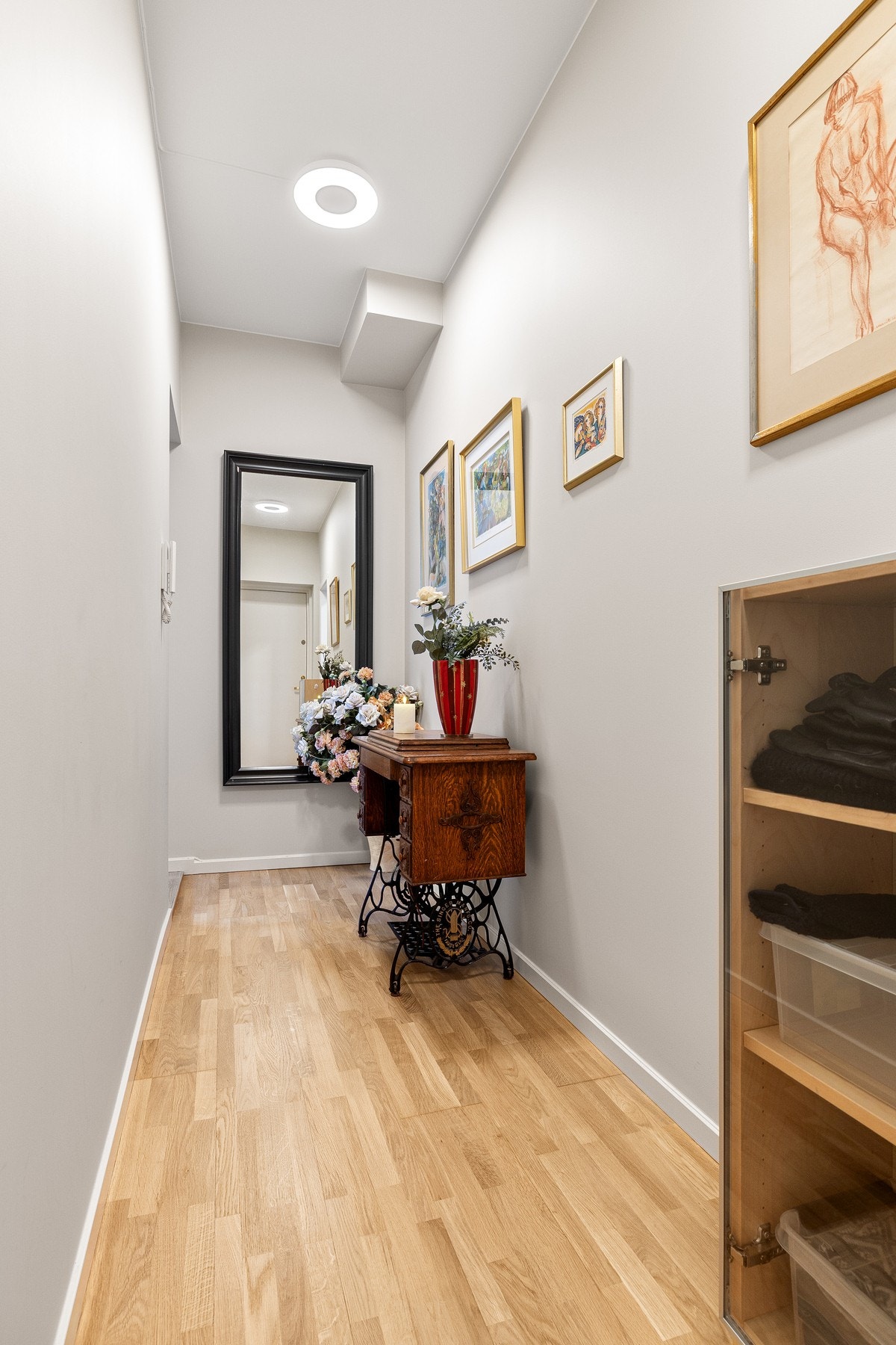 Innbydende entré med god plass til oppbevaring av yttertøy og sko. Dørcalling med åpner. Galleribilde