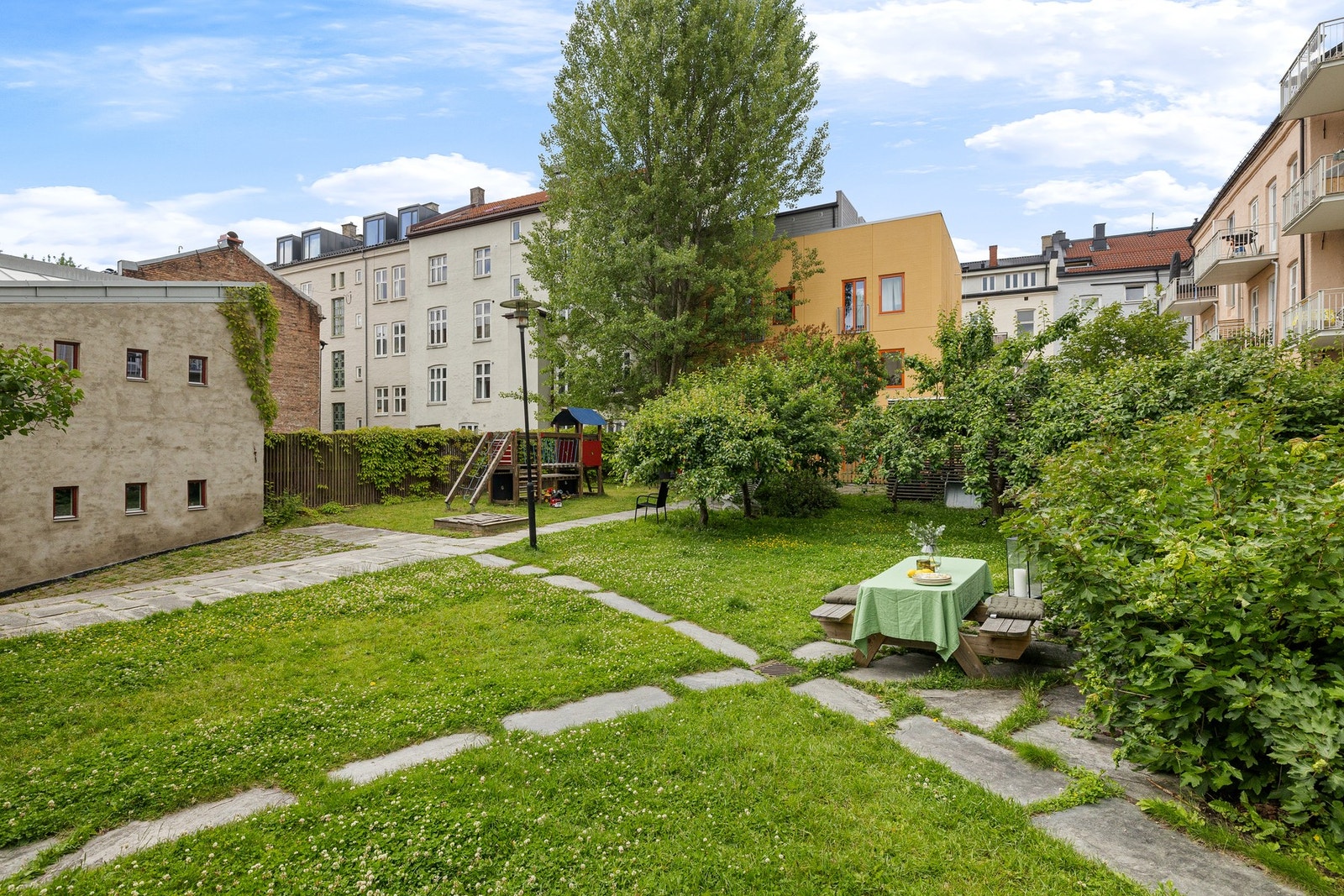 Sameiet består av 13 seksjoner, hvorav 12 er boligseksjoner og 1 er en næringsseksjon. Galleribilde