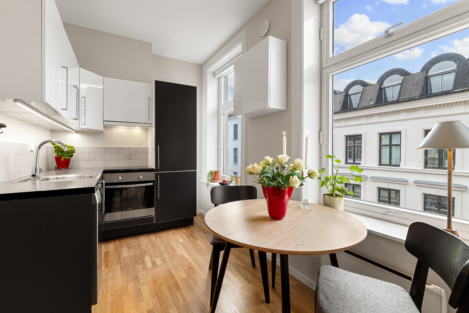 Leiligheten ligger fint til i byggets 3. etasje (øverste etasje), og oppleves lys og luftig med generøs takhøyde og store vindusflater. Galleribilde