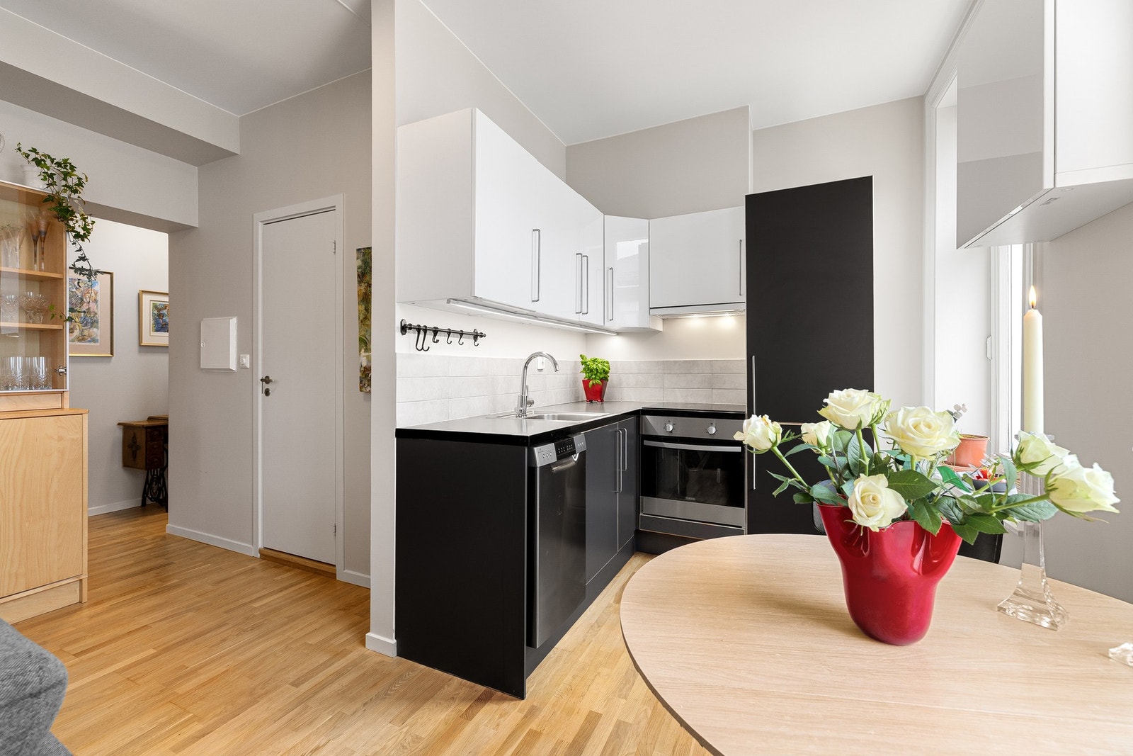 Fint kjøkken, i åpen og sosial løsning mot stuen. Galleribilde