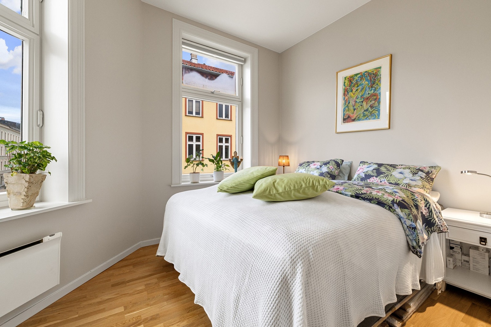 Romslig hovedsoverom med god plass til dobbeltseng, nattbord og garderobe. Galleribilde