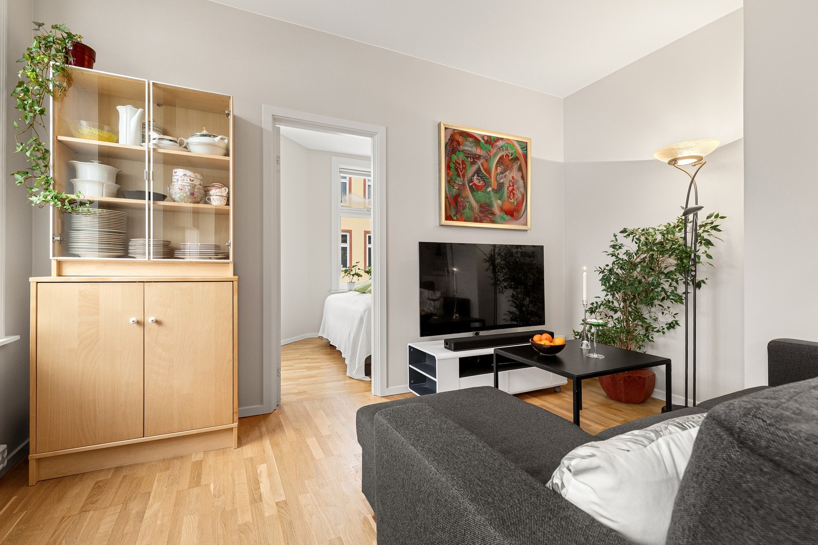 Leiligheten ligger fint til i byggets 3. etasje (øverste etasje), og oppleves lys og luftig med generøs takhøyde og store vindusflater. Galleribilde