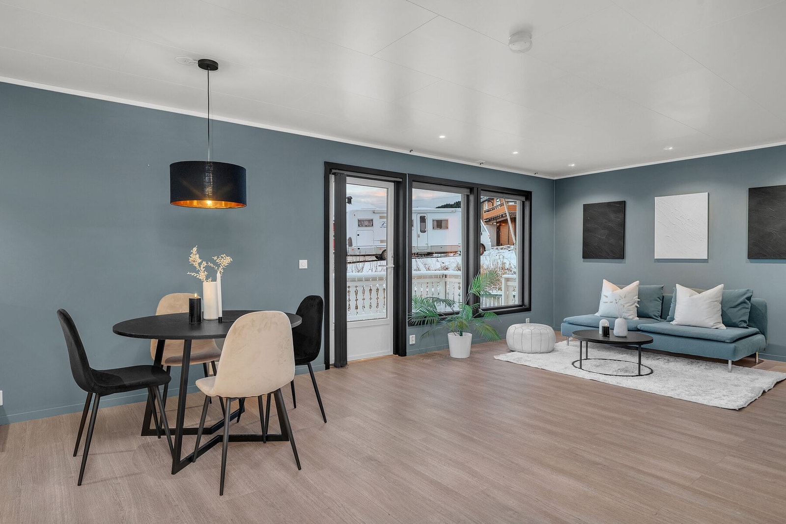 Lys og koselig stue med store vindusflater og utgang til terrasse. Galleribilde