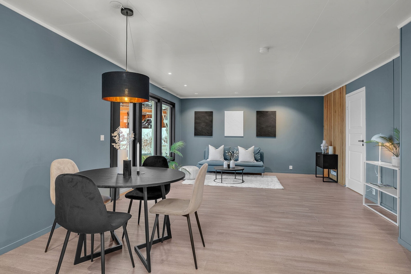 Stuen er malt i en innbydende, behagelig blå fargetone som skaper en god atmosfære. Galleribilde