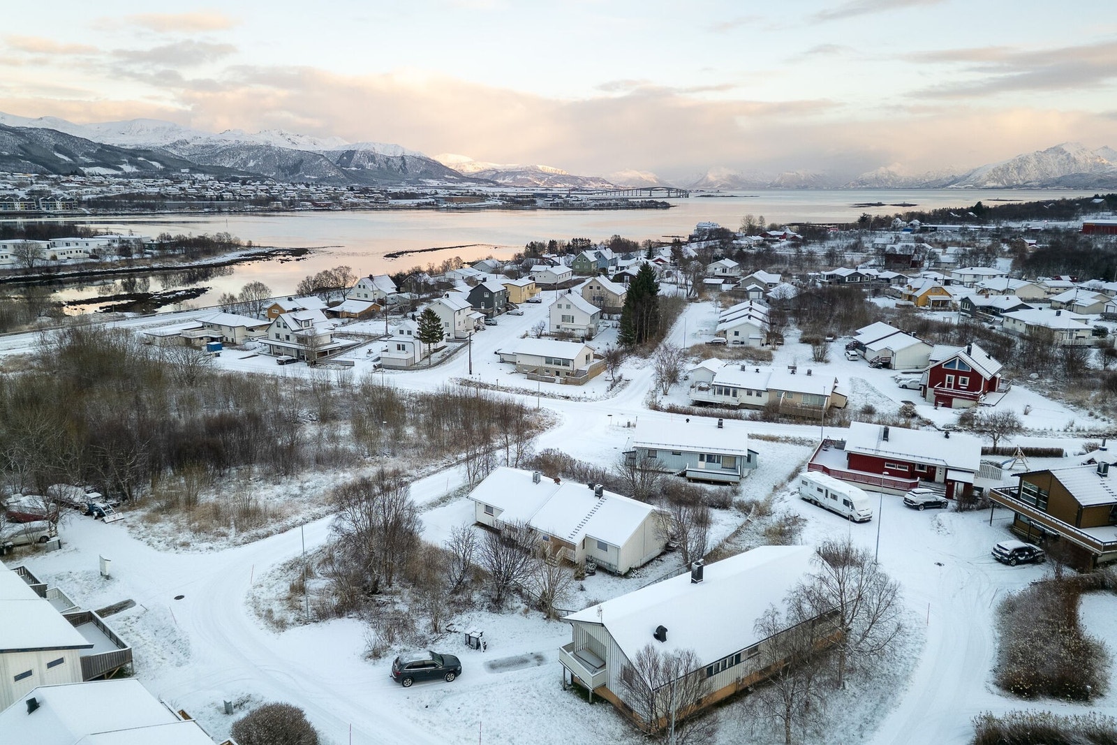 Herfra er det gangavstand til det meste av hverdagsfasiliteter, samt sentrum av Stokmarknes. Galleribilde