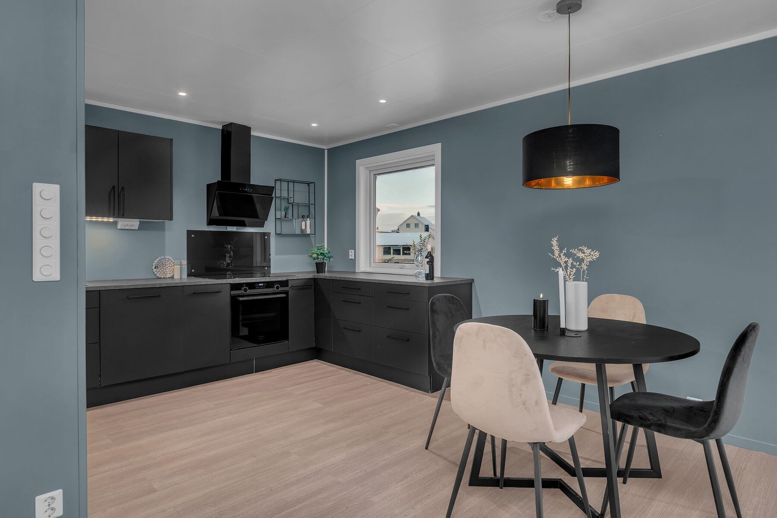 Ved kjøkkenet er det god plass til en spisegruppe. Galleribilde