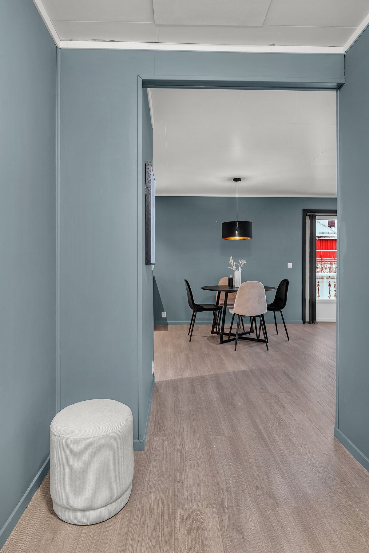 Gang som leder videre inn til stuen. Galleribilde