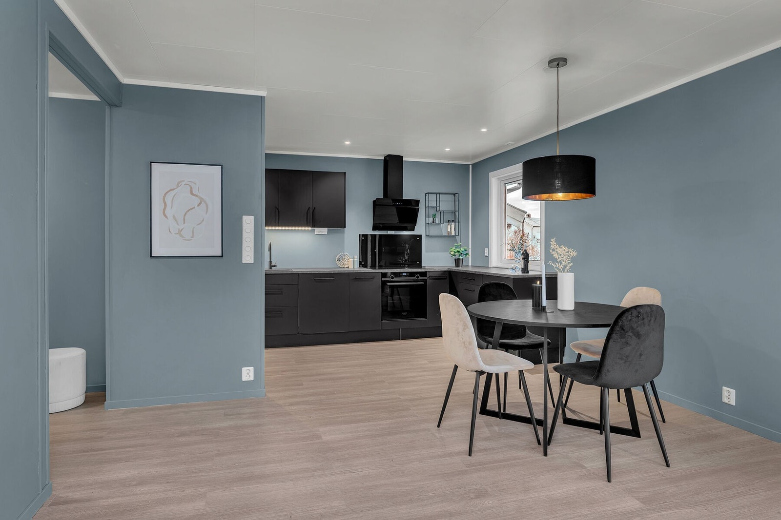 Stue og kjøkken er utført i åpen løsning, som er både sosialt og funksjonelt - og gir en god romfølelse. Galleribilde