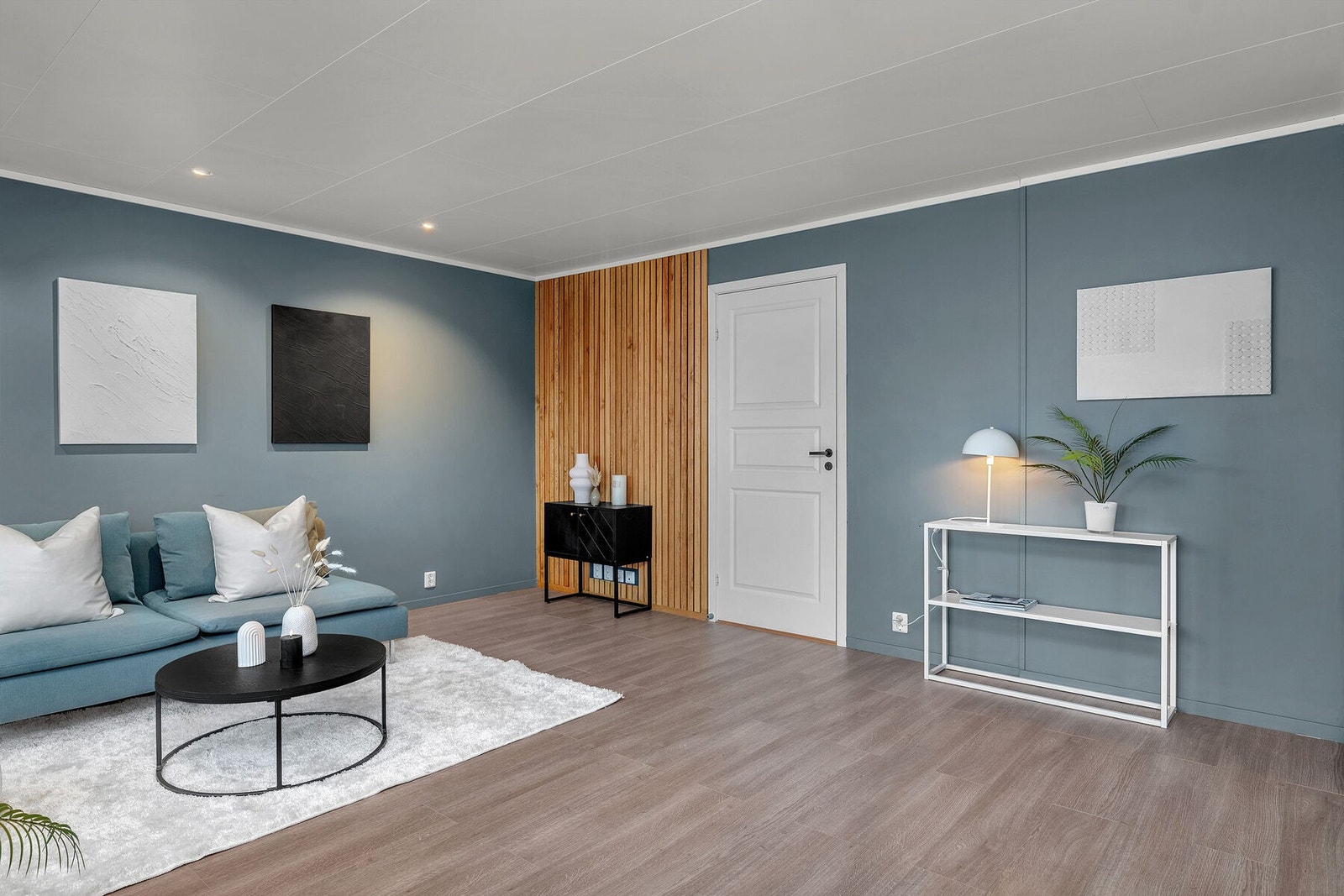 Fra stuen er det adkomst til ett av soverommene. Galleribilde