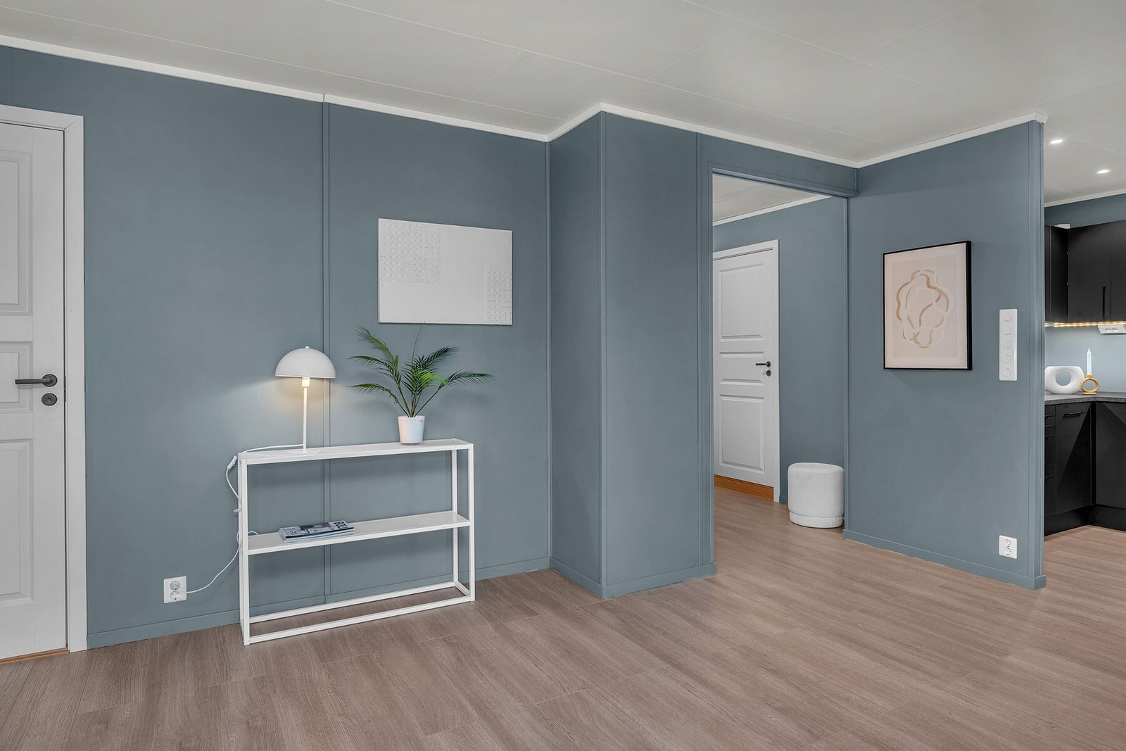 Fra gangen ved stuen er det adkomst til det andre soverommet, samt bad/vaskerom. Galleribilde