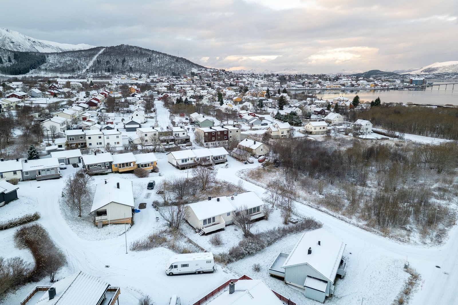 Eiendommen ligger i lett skrånende terreng, i rolig og barnevennlig boligområde øst for Stokmarknes sentrum. Galleribilde