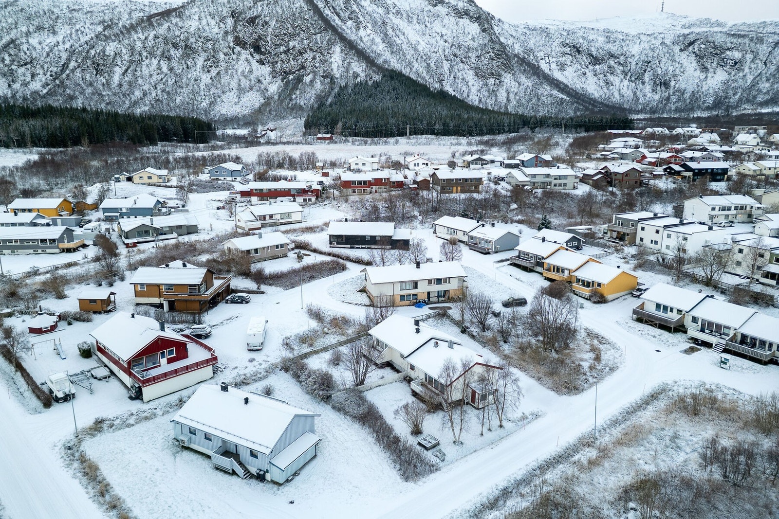 Eiendommen sett fra lufta og nærområdet rundt. Galleribilde