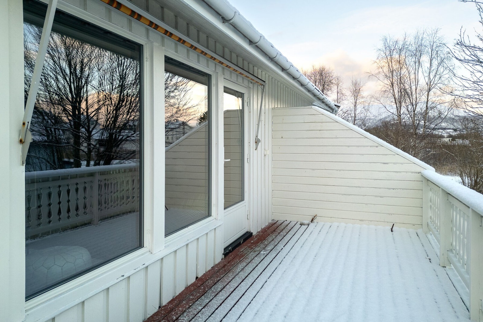 Terrasse vendt mot øst, som gir gode solforhold på formiddagstid. Fra terrassen er det trapp ned til hagen. Galleribilde