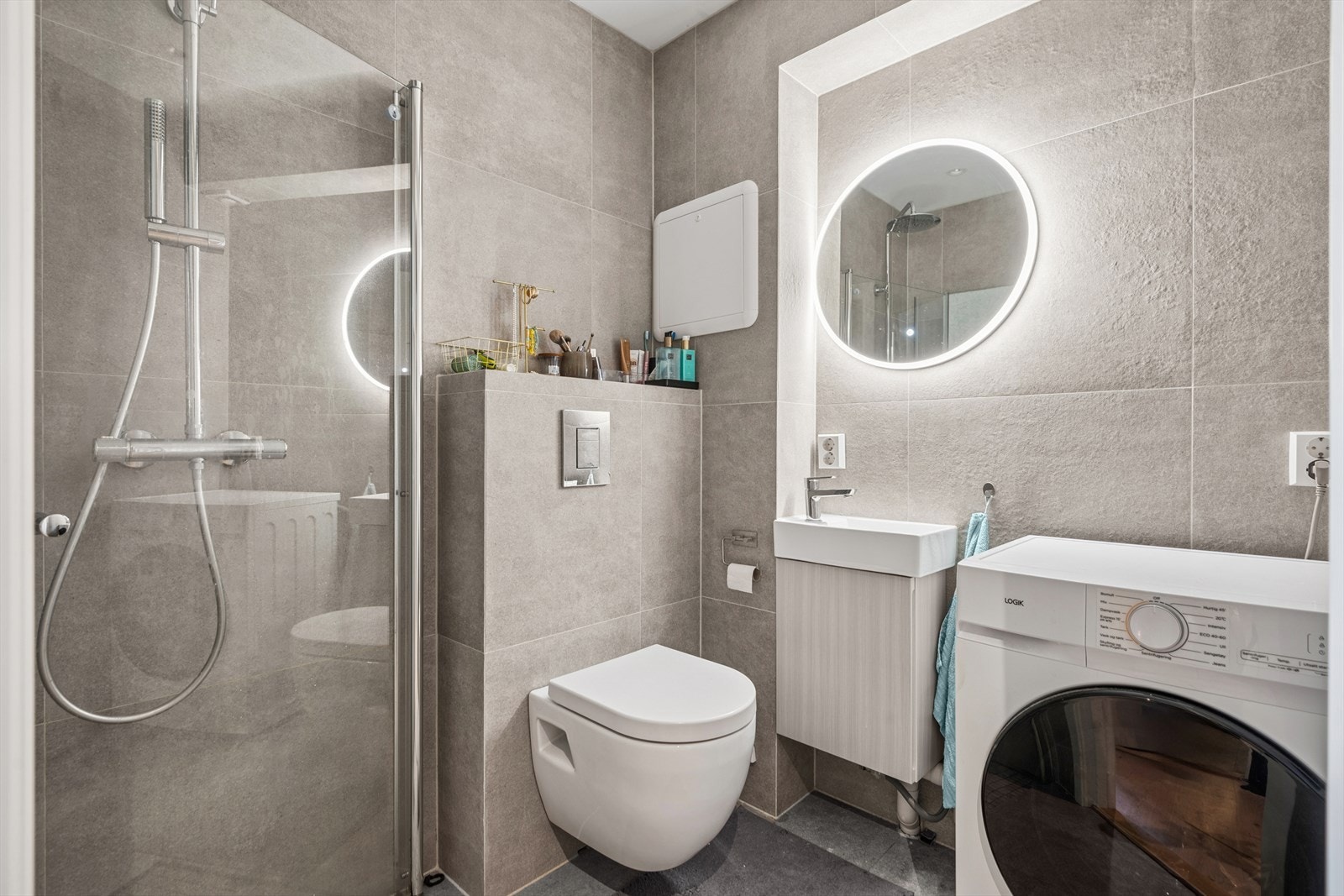 Lekkert, flislagt baderom som ble pusset opp i 2023. Galleribilde