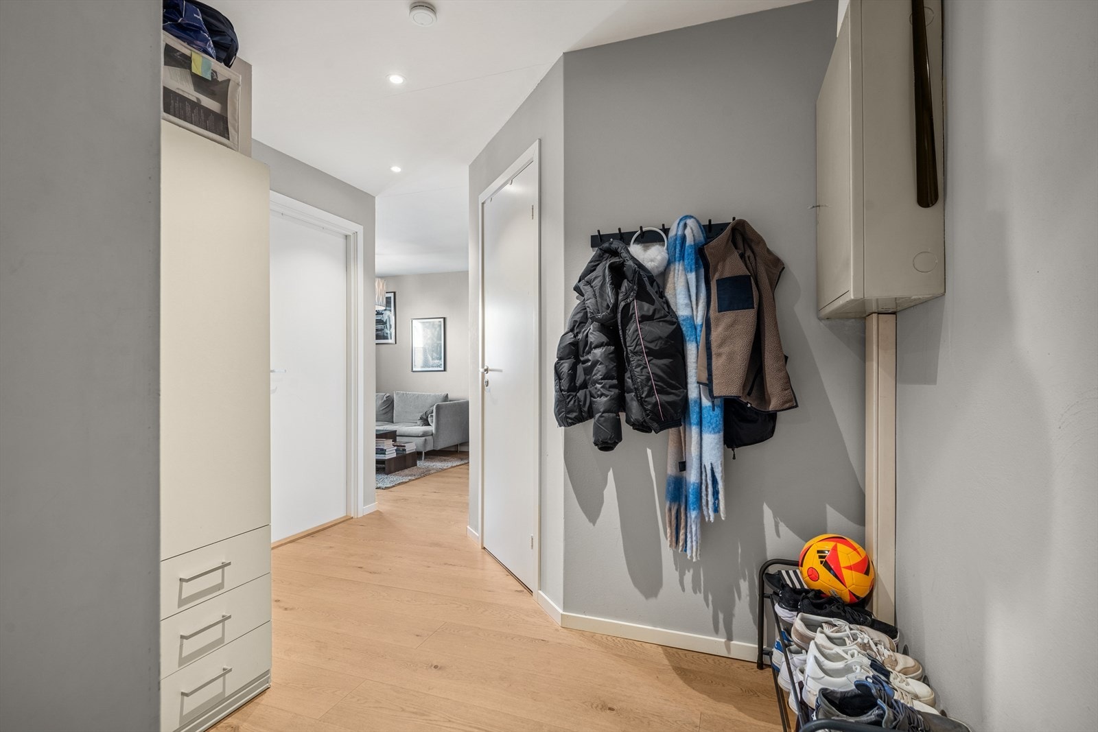 Her kan man henge fra seg ytterklær på knaggrekke og i garderobeskap. Galleribilde