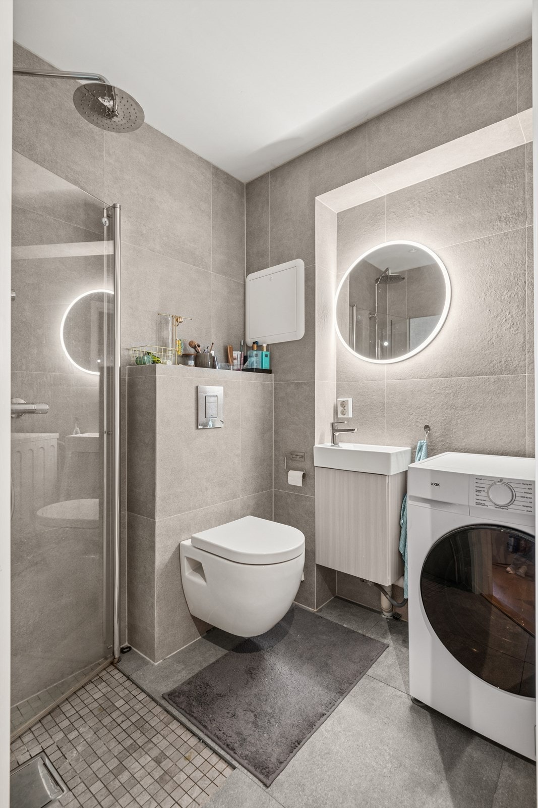 Badet har varmekabler i gulv og opplegg for vaskemaskin. Galleribilde