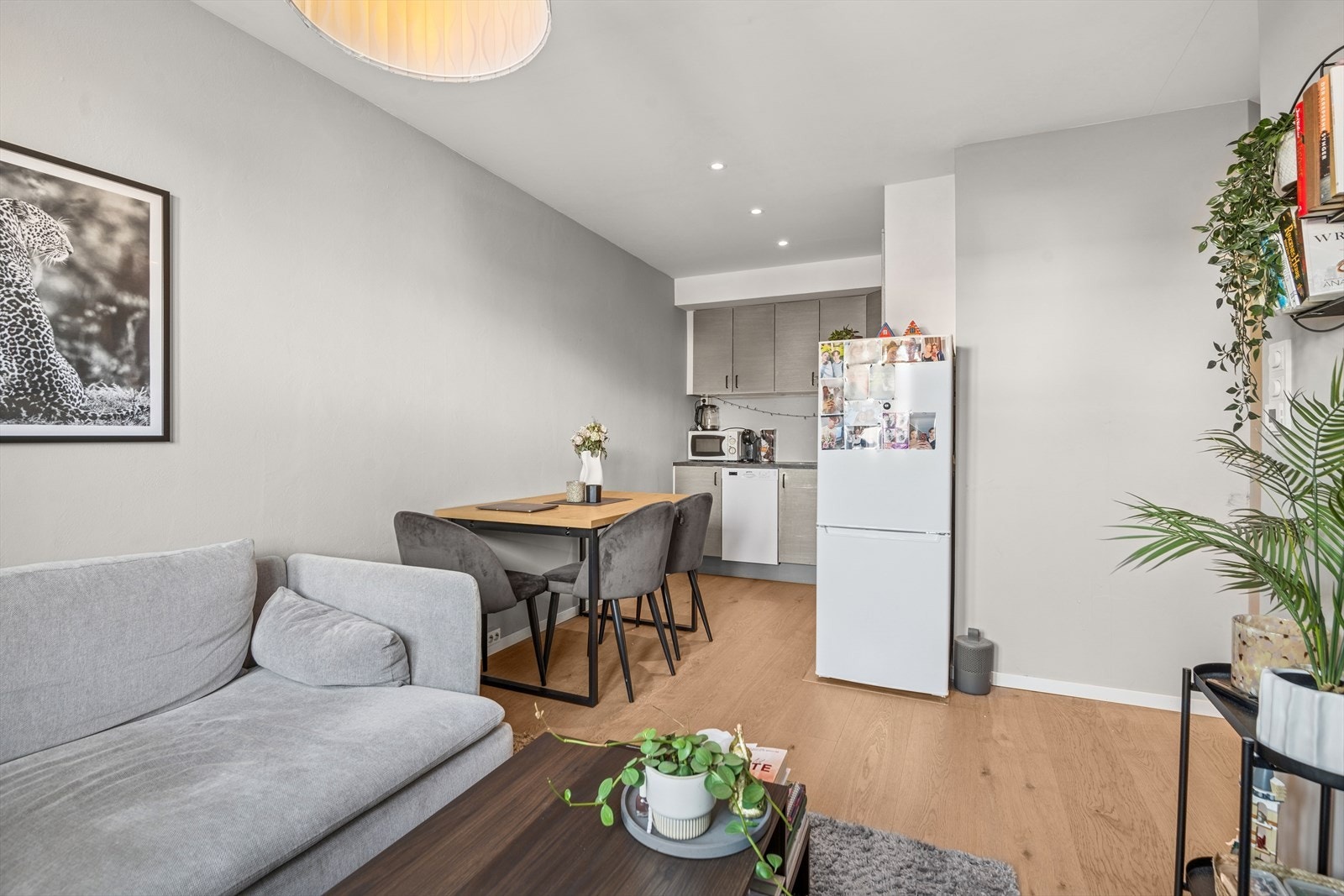 Kjøkken og stue i åpen løsning med plass til spisebord mellom sonene. Galleribilde