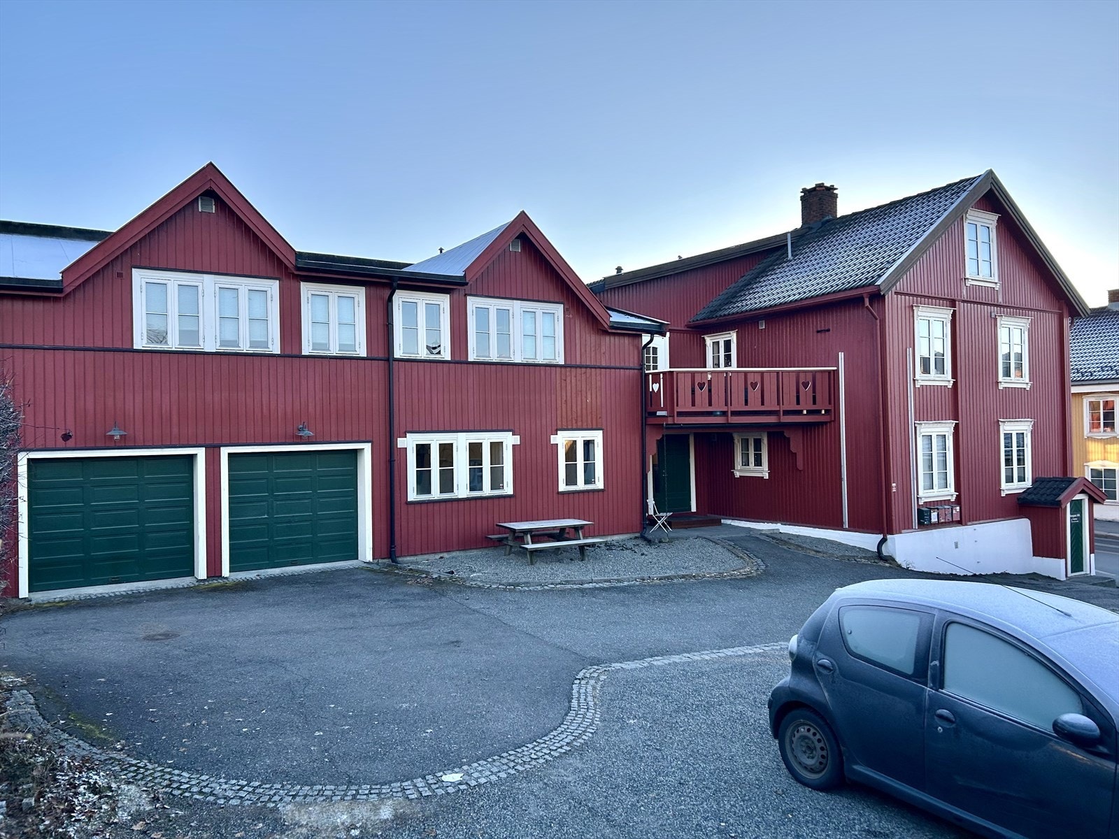 Leiligheten ligger i tilbygget del fra 1990, med en skjermet beliggenhet. Denne leiligheten disponerer garasjeplass. Galleribilde