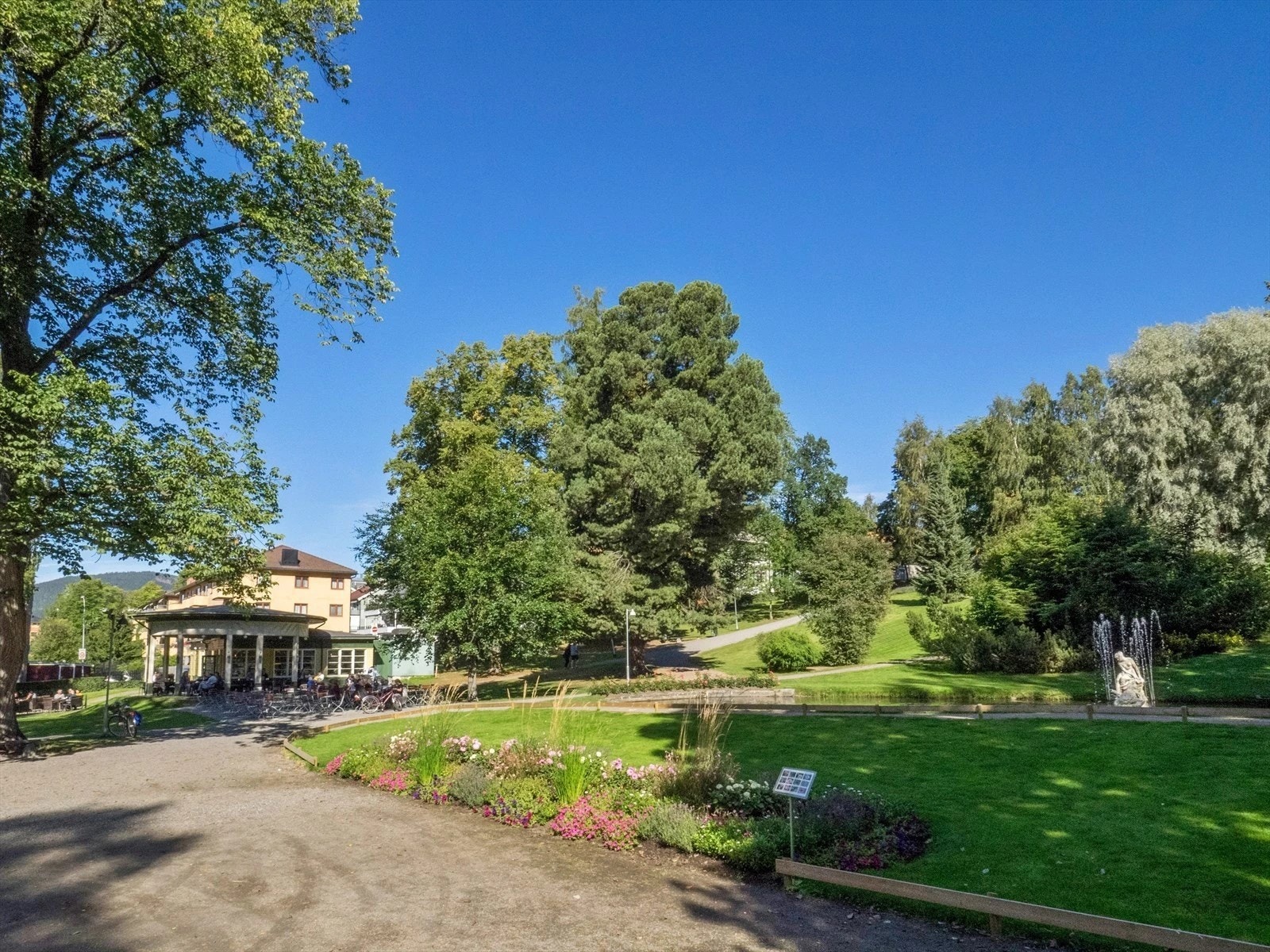 Her kan solfylte dager nytes. Parkkaféen er åpen alle dager på sommersesongen. Galleribilde